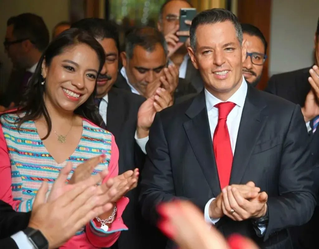 Yola_MartinezL's tweet photo. La mejor manera de conmemorar nuestra independencia es con vocación de servicio. Agradezco a mi Gdor. @alejandromurat la oportunidad de formar parte de su Gabinete. Ha sido el más alto honor de mi vida poder servir a mi Edo. y trabajar por el bienestar de las familias oaxaqueñas. https://t.co/LWi5jnw79P