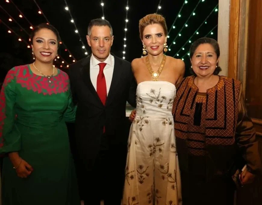Yola_MartinezL's tweet photo. La mejor manera de conmemorar nuestra independencia es con vocación de servicio. Agradezco a mi Gdor. @alejandromurat la oportunidad de formar parte de su Gabinete. Ha sido el más alto honor de mi vida poder servir a mi Edo. y trabajar por el bienestar de las familias oaxaqueñas. https://t.co/LWi5jnw79P