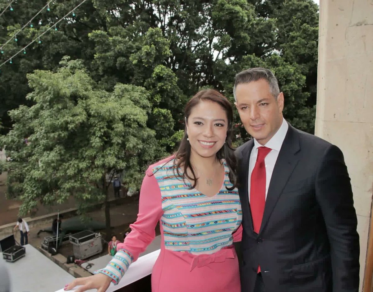 Yola_MartinezL's tweet photo. La mejor manera de conmemorar nuestra independencia es con vocación de servicio. Agradezco a mi Gdor. @alejandromurat la oportunidad de formar parte de su Gabinete. Ha sido el más alto honor de mi vida poder servir a mi Edo. y trabajar por el bienestar de las familias oaxaqueñas. https://t.co/LWi5jnw79P