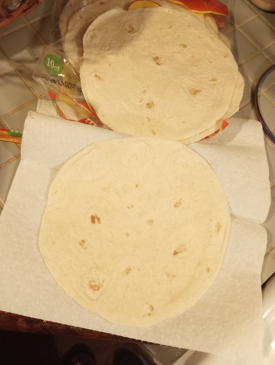 JustinTDewitt1's tweet photo. Chicken Flautas! #cookityourself #bearwhocooks #cookingwithbears #foodporn https://t.co/FbFsIQjtjQ