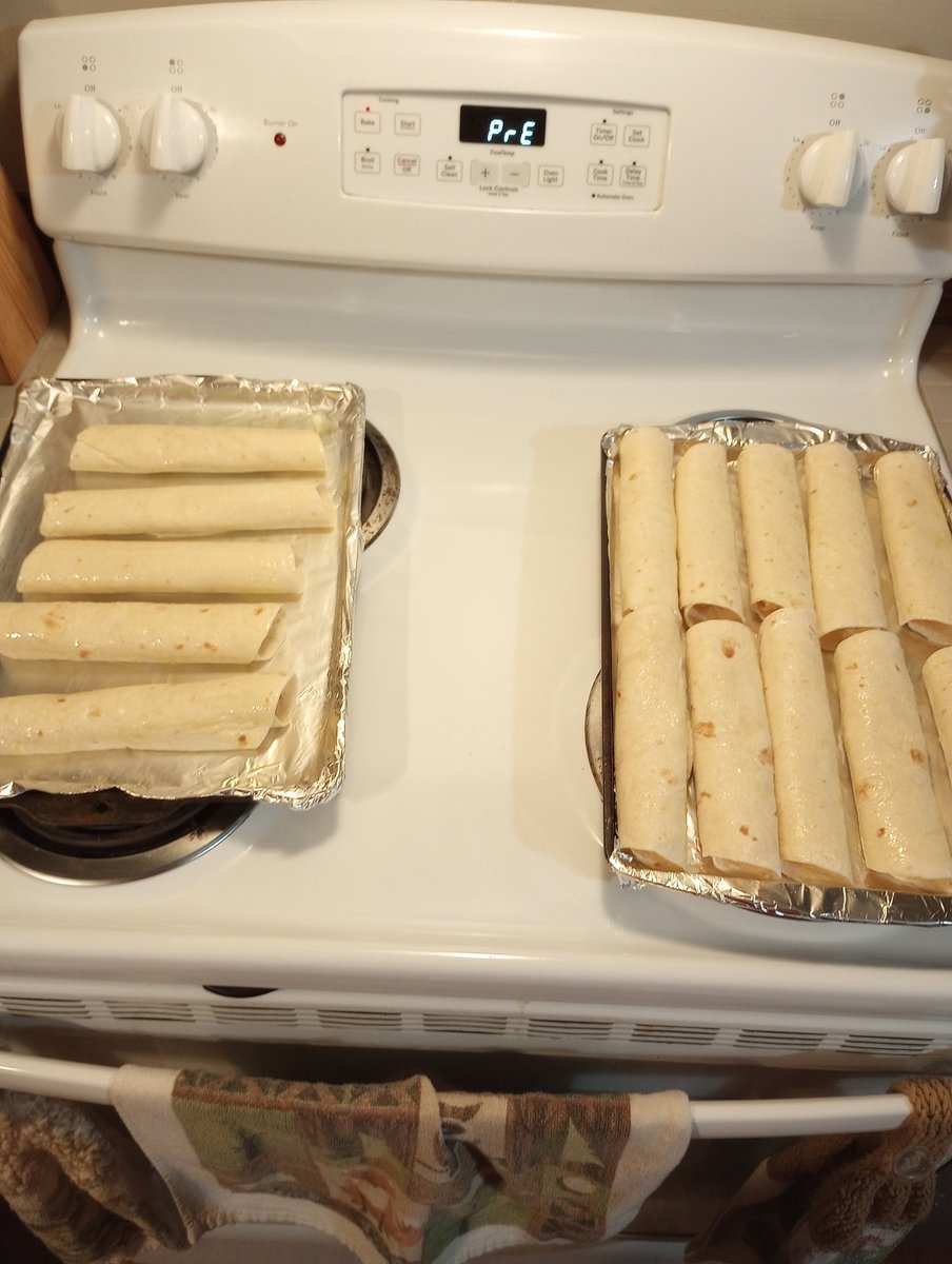 JustinTDewitt1's tweet photo. Chicken Flautas! #cookityourself #bearwhocooks #cookingwithbears #foodporn https://t.co/FbFsIQjtjQ