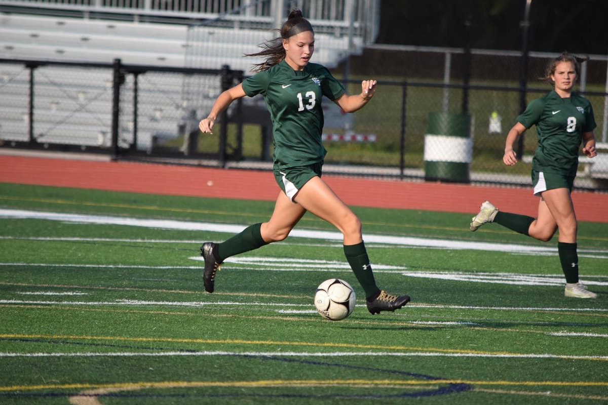 WilliamFloydSD's tweet photo. 𝗖𝗢𝗟𝗢𝗡𝗜𝗔𝗟𝗦 𝗪𝗜𝗡!!! ⚽️

William Floyd High School varsity girls soccer defeated Bellport by a score of 5-2! 🟢⚪️

The Colonials controlled all 80 minutes as Kaitlyn Vlacich x2, Kayla Gilmore x2 and Kayden Meyer scored for William Floyd.

#LetsGoFloyd #FloydStrong 💪 https://t.co/RzcvwuYmjm