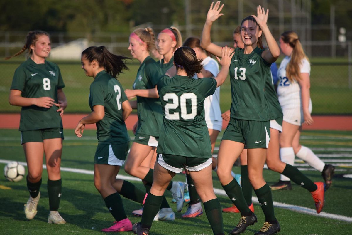 WilliamFloydSD's tweet photo. 𝗖𝗢𝗟𝗢𝗡𝗜𝗔𝗟𝗦 𝗪𝗜𝗡!!! ⚽️

William Floyd High School varsity girls soccer defeated Bellport by a score of 5-2! 🟢⚪️

The Colonials controlled all 80 minutes as Kaitlyn Vlacich x2, Kayla Gilmore x2 and Kayden Meyer scored for William Floyd.

#LetsGoFloyd #FloydStrong 💪 https://t.co/RzcvwuYmjm
