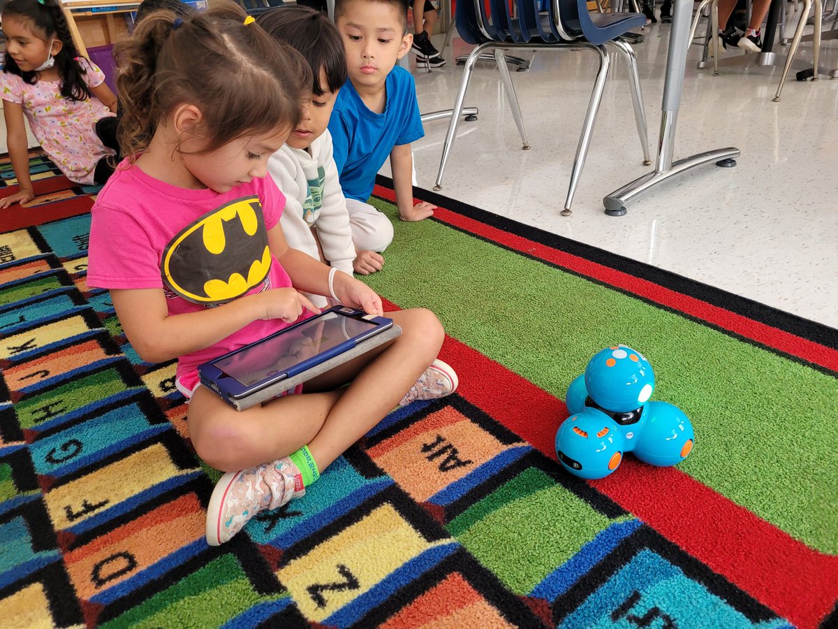 BeechStem's tweet photo. Robot coding in kindergarten! #STEMeducation #beechtree #coding https://t.co/153Cofrabp