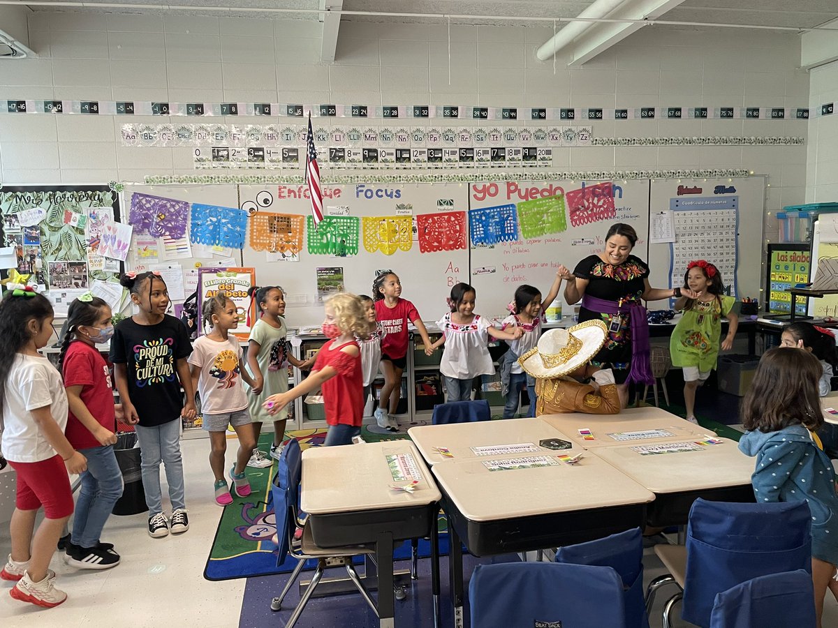 LaMaestraDavis's tweet photo. So much fun celebrating Mexican Independence Day and also the beginning of Hispanic heritage month. #VivaMexico @dist126_stony #wearestony #twowayimmersion #duallanguage https://t.co/5UWrjal4ty