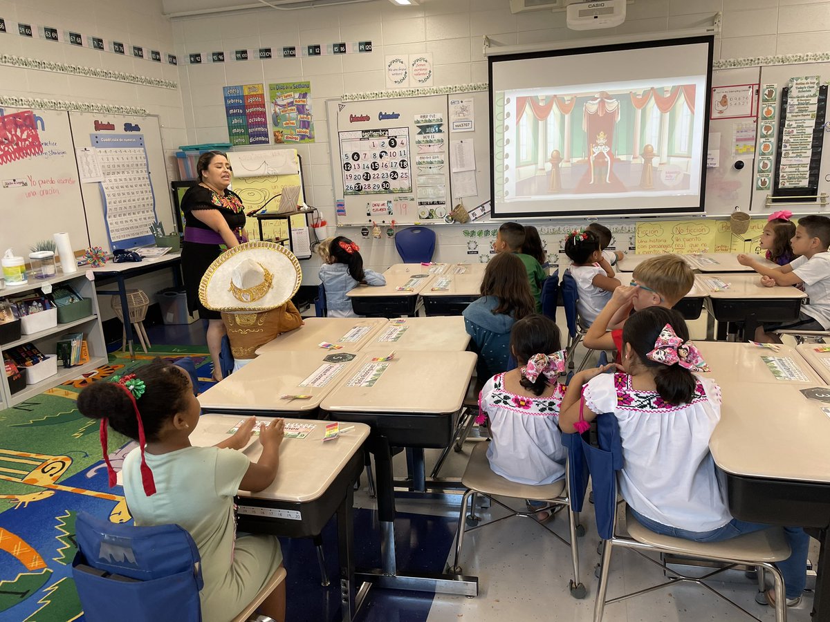 LaMaestraDavis's tweet photo. So much fun celebrating Mexican Independence Day and also the beginning of Hispanic heritage month. #VivaMexico @dist126_stony #wearestony #twowayimmersion #duallanguage https://t.co/5UWrjal4ty