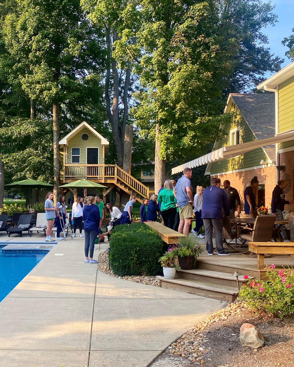 NDvolleyball's tweet image. A huge thank you to the Ross family for hosting us for dinner tonight and helping not only celebrate today’s win, but @averyross53’s birthday too! 

#GoIrish☘️