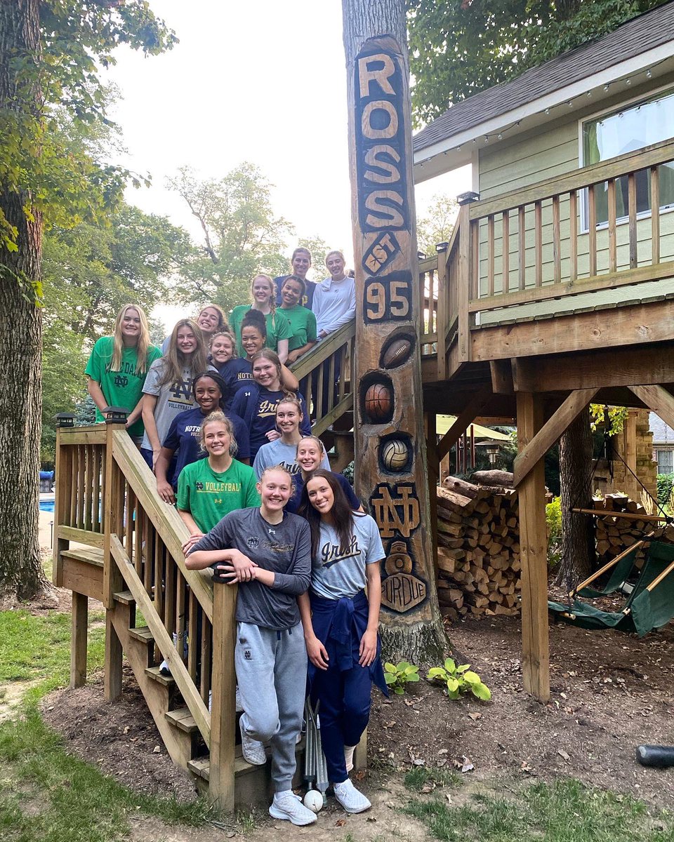 NDvolleyball's tweet image. A huge thank you to the Ross family for hosting us for dinner tonight and helping not only celebrate today’s win, but @averyross53’s birthday too! 

#GoIrish☘️