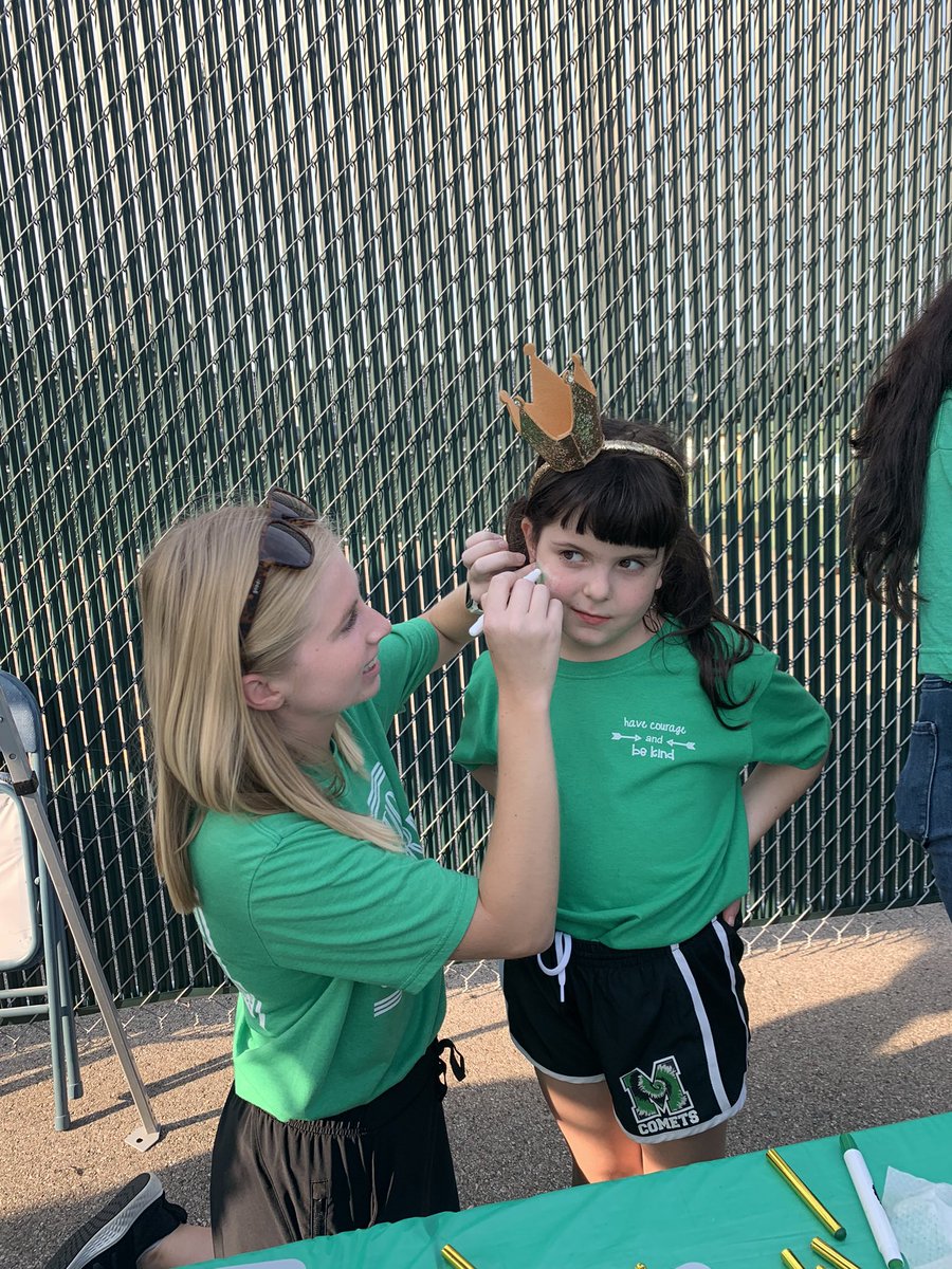 MrsBly_MECC's tweet photo. Comet Kids came out tonight to enjoy tailgate and to support our @MasonCometsFB … this is where tradition begins! 💚 @MasonSchools @cooperlearns @MeccPto https://t.co/OPM2rqrZGX