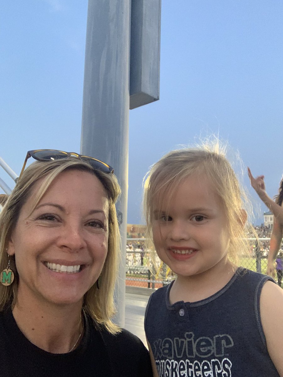 MrsBly_MECC's tweet photo. Comet Kids came out tonight to enjoy tailgate and to support our @MasonCometsFB … this is where tradition begins! 💚 @MasonSchools @cooperlearns @MeccPto https://t.co/OPM2rqrZGX