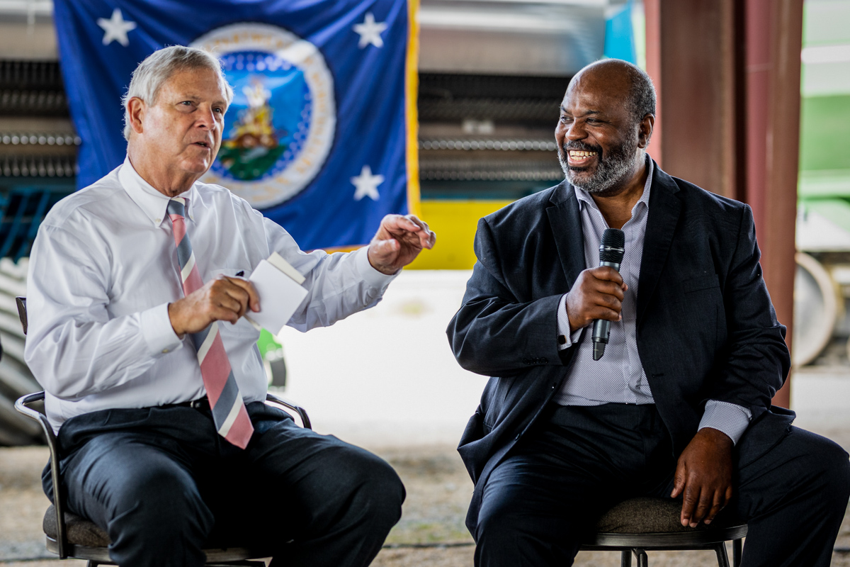 WinrockIntl's tweet photo. Winrock International Board Chair Jude Kearney and Exec. V.P. of Programs Joyjit Deb Roy joined @SecVilsack at @Isbellfarms in #Arkansas to discuss #ClimateSmart #Agriculture and the new USDA-funded Growing Value for Producers project. https://t.co/wjxW8IvGy7 https://t.co/fhcDjg1QeA
