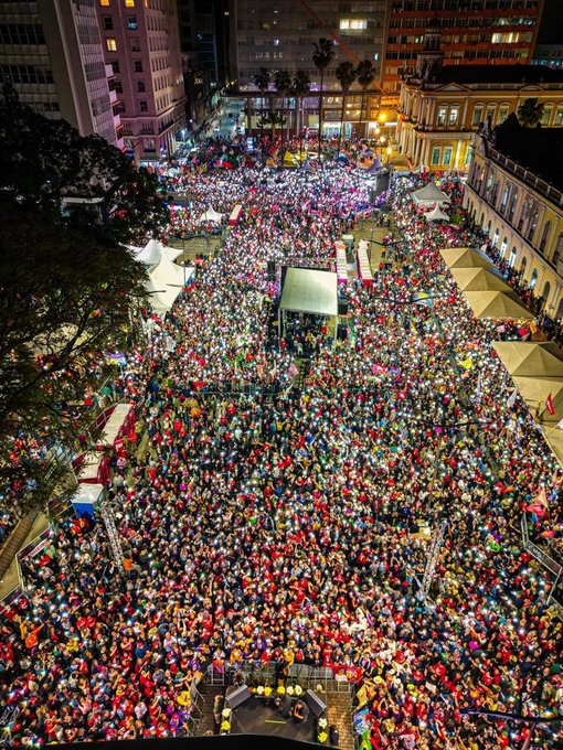 Foto aérea mostra multidão no ato com Lula em Porto Alegre.