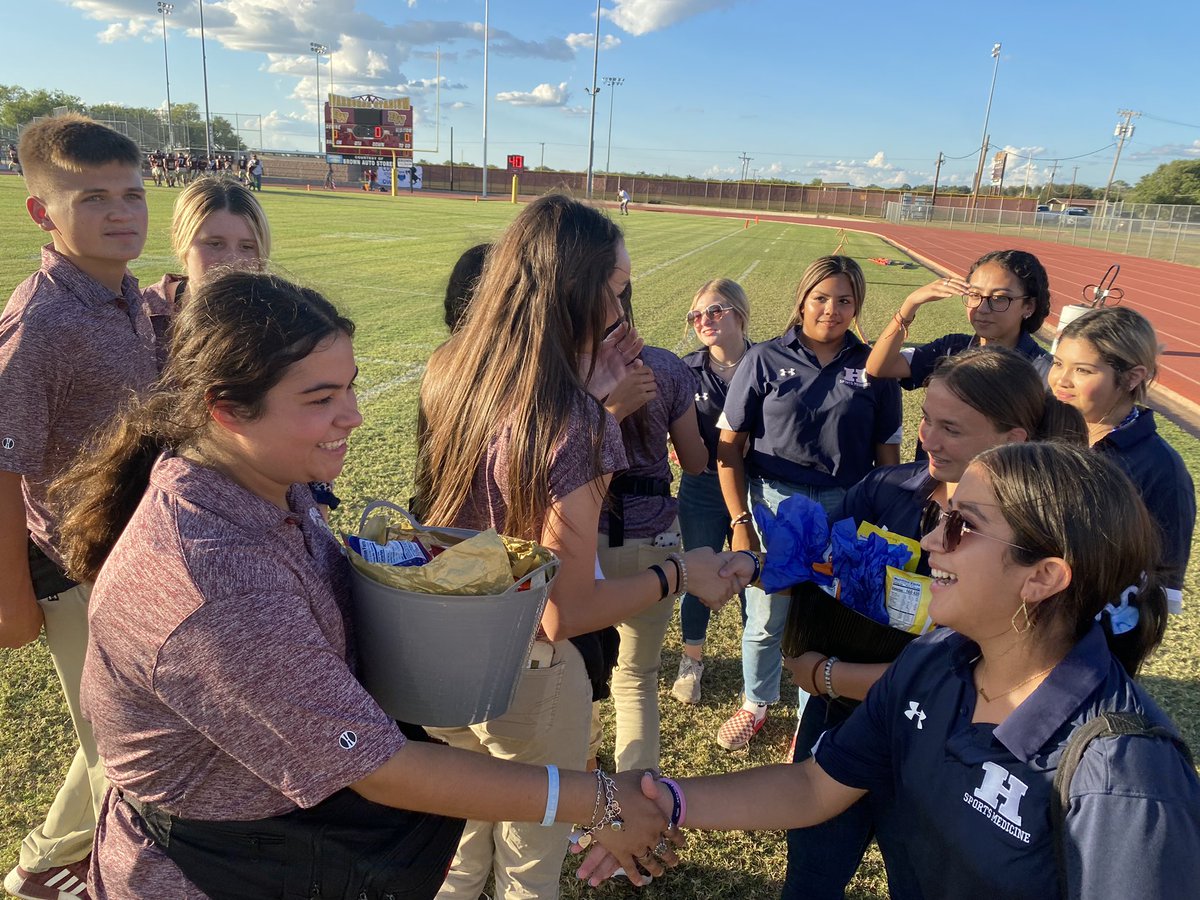 Even rivalry schools can be friends. Appreciate the gifts from hondo, wishing luck on both teams🐴🦉 #hhsvsdhs