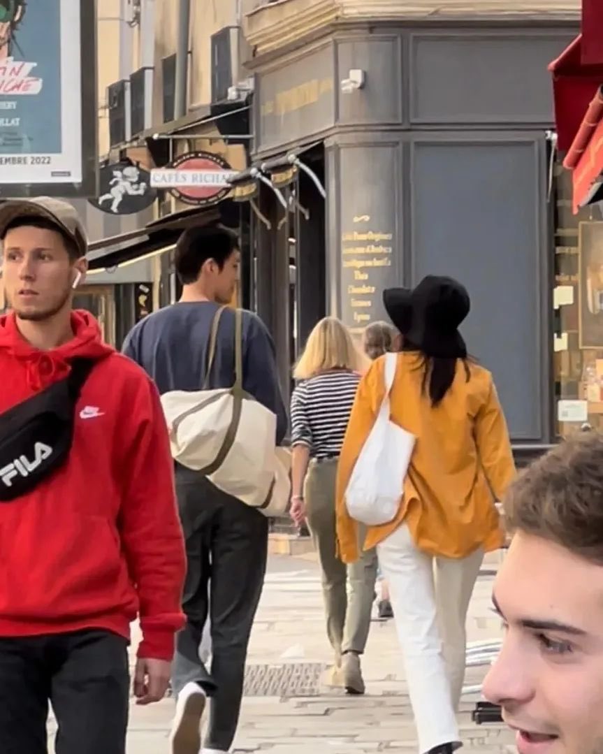 PH_ShinMinAh's tweet photo. [Photo] Shin Min Ah and Kim Woo Bin spotted, having a date in Paris.

Finally some new pics of them! 🥺💛

© IXWW_99

#ShinMinAh #신민아 #KimWooBin #김우빈 https://t.co/zStkjGbDic