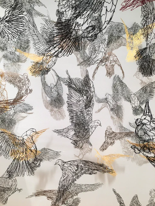 切り絵展もこの三連休で折り返しに入ります。たくさんの方々にご来訪頂きたいので、どうか皆さまのフォロワー様方へ引用RTやRTで、僕のことをご紹介して頂ければ助かります。浮く切り絵展示をしてます。台風に負けず頑張ります。よろしくお願いしますっ٩( 'ω' )و #切り絵 #papercuttingart 