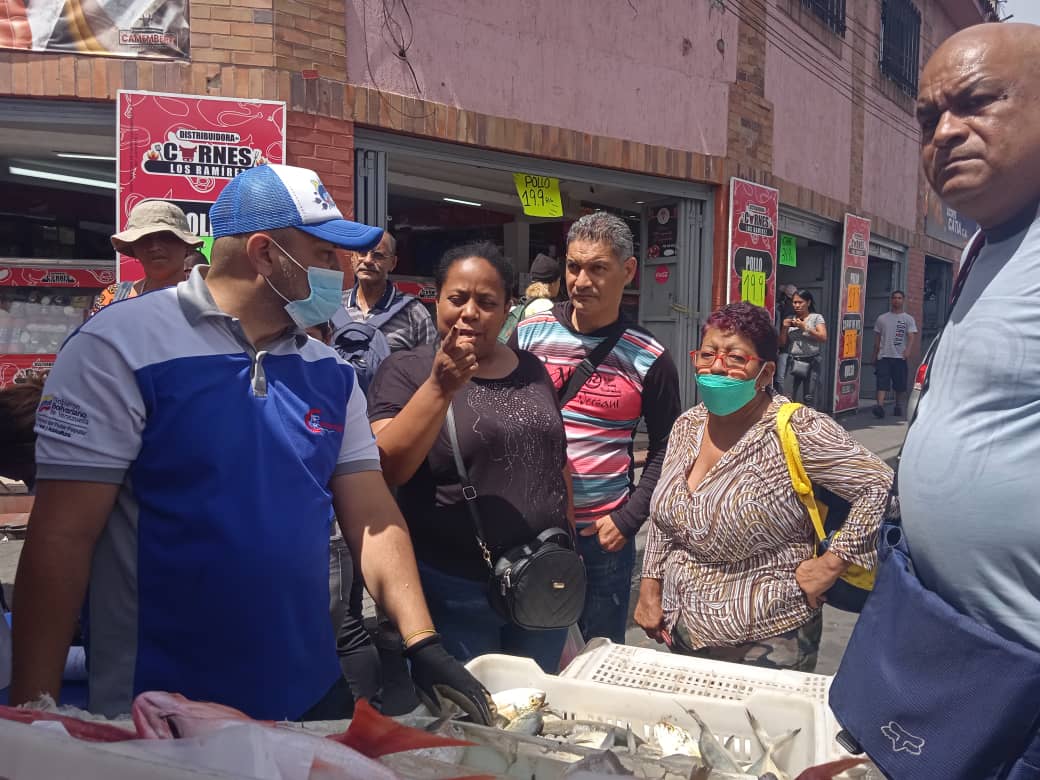 Minpescave2's tweet photo. Con entusiasmo revolucionario llegamos a plaza Catia, parroquia Sucre, con la mejor proteína pesquera para nuestro pueblo. Junto al presidente @NicolasMaduro, seguimos consolidando la soberanía alimentaria.
#EnAvanceTecnológico
@CorpescaVe https://t.co/BfQRSVTduD