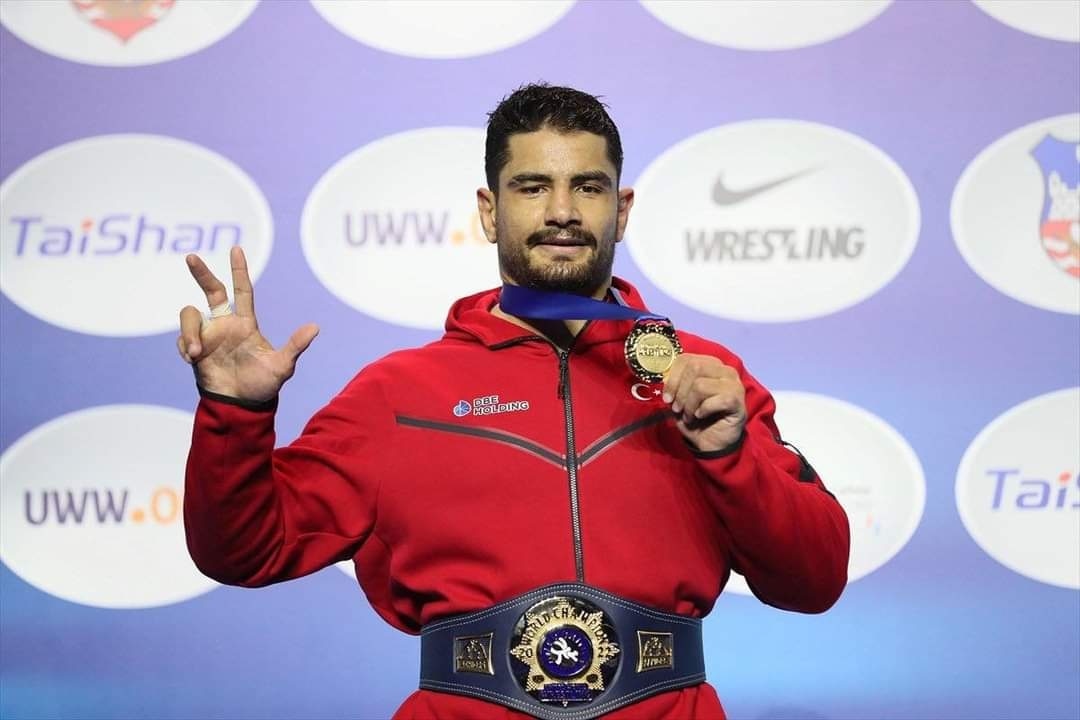 🇹🇷 YİĞİDO TAHA AKGÜL 3. KEZ DÜNYA ŞAMPİYONU!🥇

🤼‍♂️ Dünya Güreş Şampiyonası erkekler serbest 125 kilo finalinde 🇲🇳 Lkhagvagerel Munkhtur'u 6-2 yenen sporcumuz altın madalyanın sahibi oldu.

Tebrikler Yiğido Taha AKGÜL !!! 👏👏👏