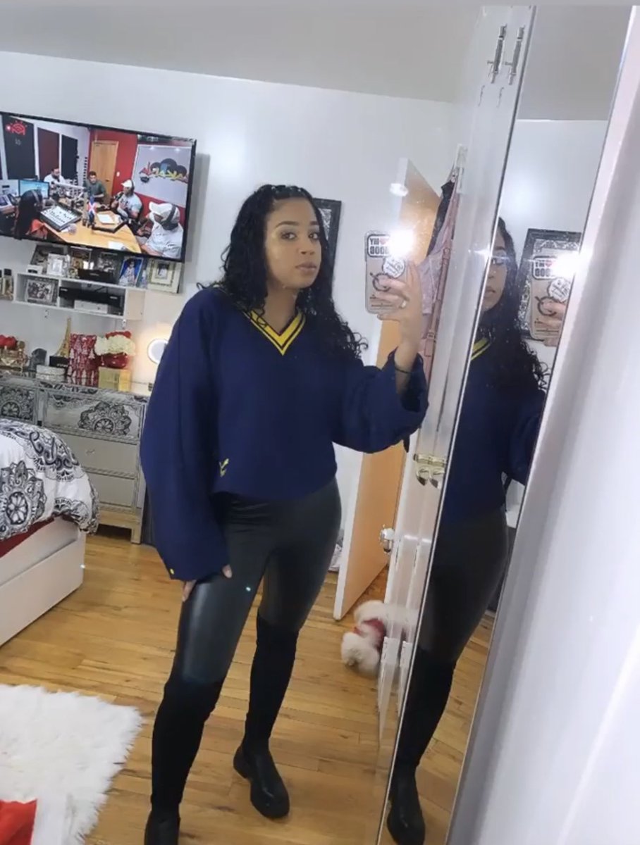 helenoftroy____'s tweet photo. The #SavageXFentylounge feels just like my robe 🥹 @rihanna @SavageXFenty did something here  😍 

I want all the colors and styles in my life 😍
Reminds me of this FENTYXPUMA sweater 😍💙💛 https://t.co/TJRnRtG1JE