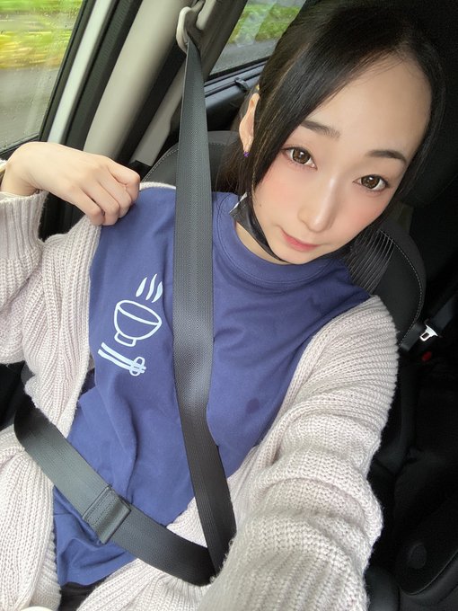 みんなの朝食バイキングクイズの回答を待ってる間に出発！ そして本日の現地調達服ヾ( '&omega;')ノ ちょうど乳首のところにさっそくコーヒーこぼした https://t.co/5RjH8ekL9x