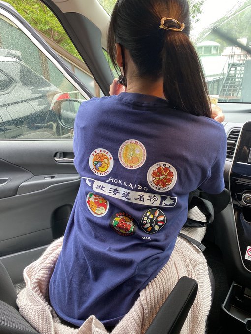 みんなの朝食バイキングクイズの回答を待ってる間に出発！ そして本日の現地調達服ヾ( '&omega;')ノ ちょうど乳首のところにさっそくコーヒーこぼした https://t.co/5RjH8ekL9x