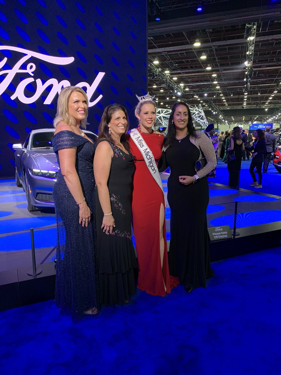 AEtmansHuschka's tweet photo. Miss Michigan Melissa Beyrand posing with fans at @NAIASDetroit #autoprom #charitygala https://t.co/rZRePYdobB