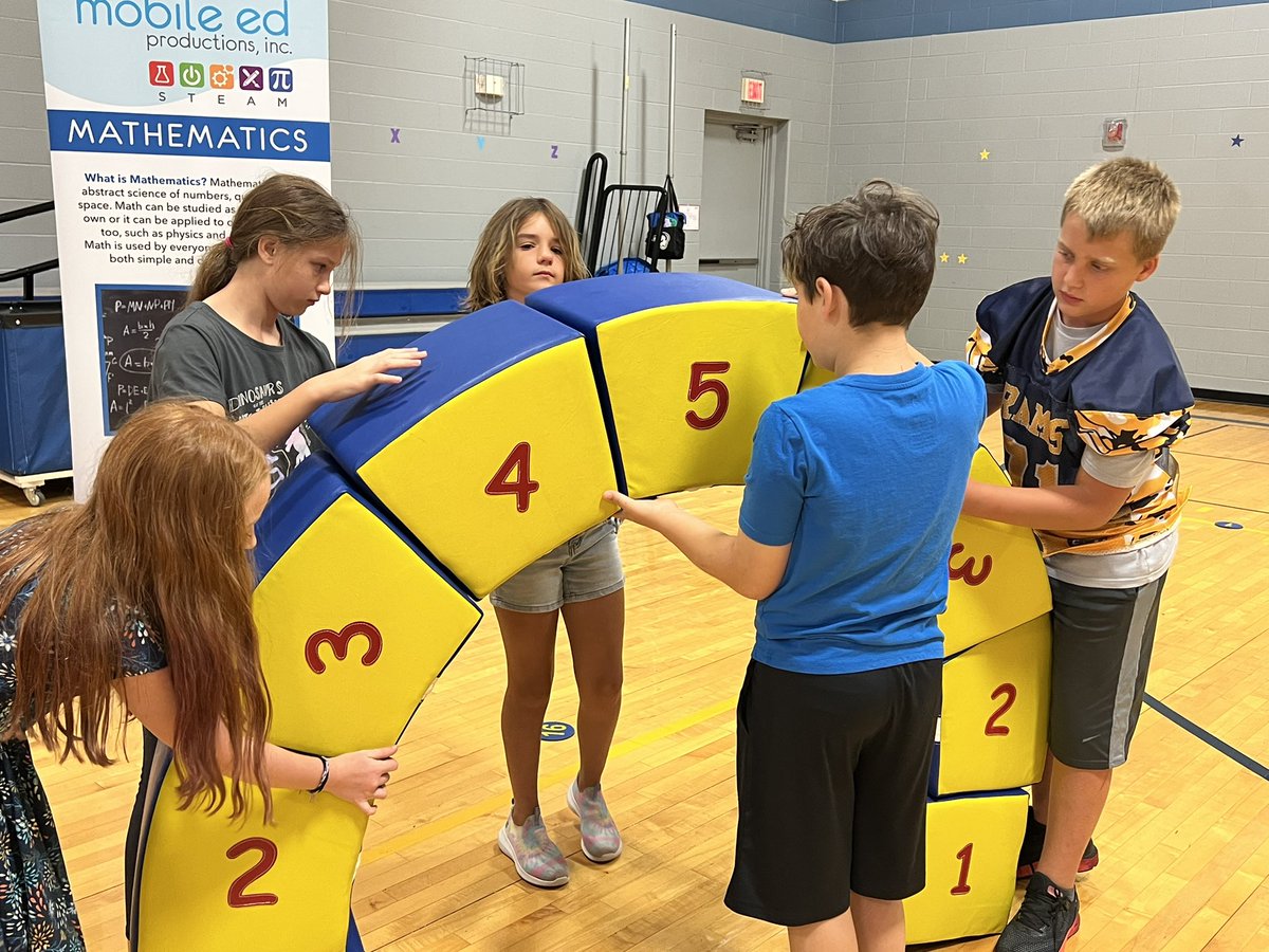 MichikaLinton's tweet photo. 5th grade had so much fun with the STEAM Arcade! Learning and playing at the same time is the best. @USD449 https://t.co/V7Ag3rpbZI