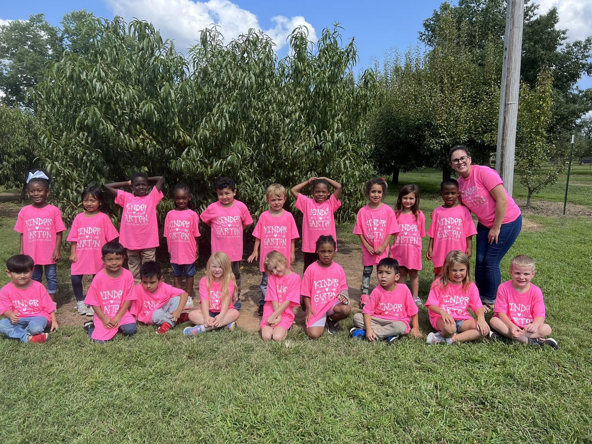 MrsBurnsKinder's tweet photo. We had a great time learning all about apples on our 1st field trip! @RFe_RCS https://t.co/qgOHpVS8Th
