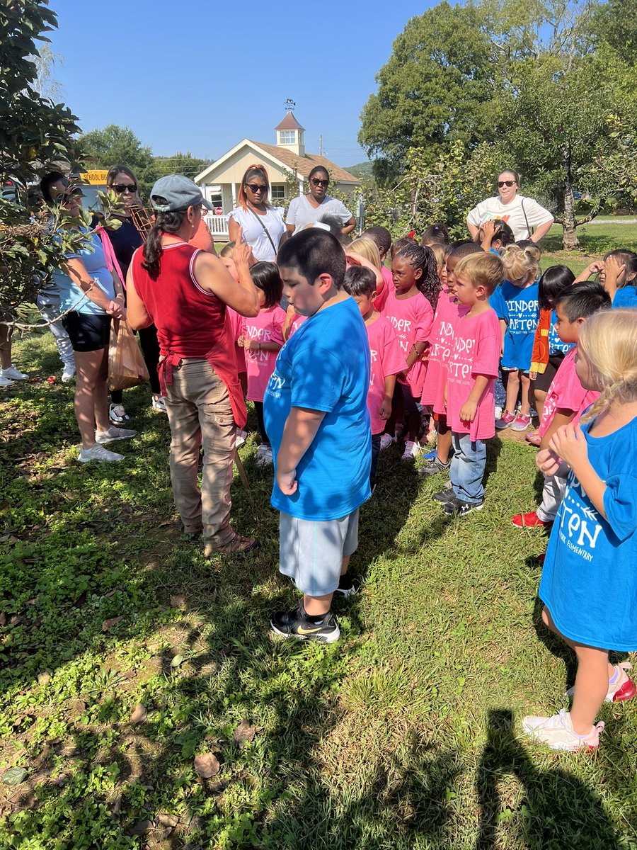 MrsBurnsKinder's tweet photo. We had a great time learning all about apples on our 1st field trip! @RFe_RCS https://t.co/qgOHpVS8Th