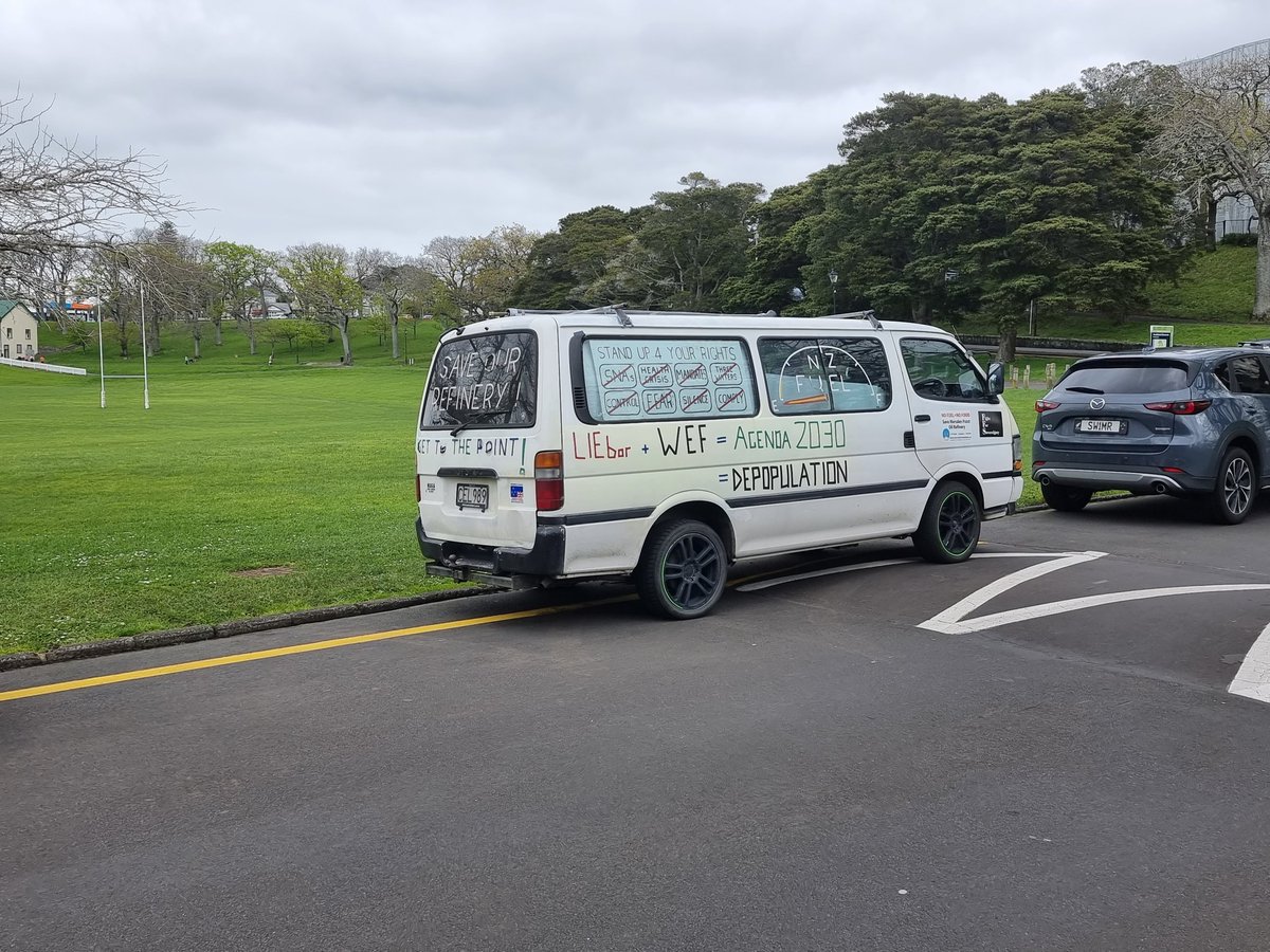 DevinMynett's tweet photo. Ugly at #AucklandDomain https://t.co/Irc5U2jOJc