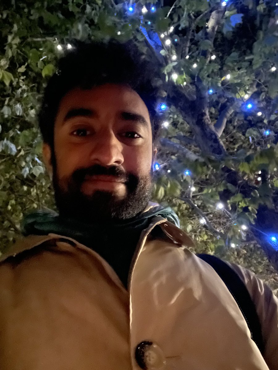 cyrillibrahim's tweet image. Everyone is still very upbeat. It’s cold and apparently the Hall will be closed for an hour for cleaning - I hope to get there before! #QueueForTheQueen #lyinginstatequeue