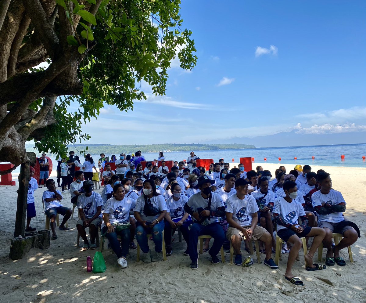 UNDPPH's tweet photo. 📣 Happy #InternationalCoastalCleanUpDay! 🏝🧹
Today, we are in 📍Samal Island with @DENR_EnviBureau, the #EPPICChallenge winners, and the local communities to mark this day in a joint clean-up activity along the coast of the 🇵🇭 Garden Island!
Do you practice #CLAYGO, too? https://t.co/8rN5m7pmTv