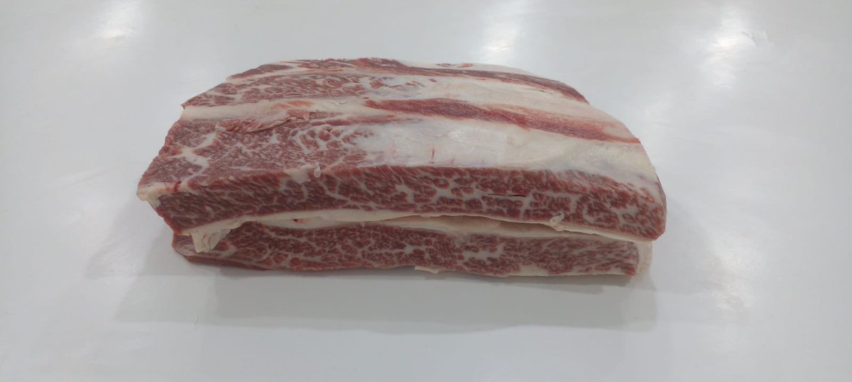 Wagyuruguay's tweet photo. Asi va nuestro asado sin hueso #wagyu a los mercados mas exigentes del mundo. https://t.co/g3clUGiZRm