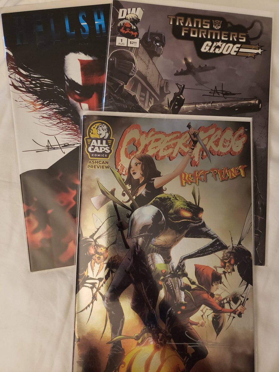 AstroZombie1508's tweet photo. I was able to meet Jae Lee at @AmazingComicCon and get some books signed. #CyberFrog #Transformers #Hellshock https://t.co/AgPDJU9Gu7
