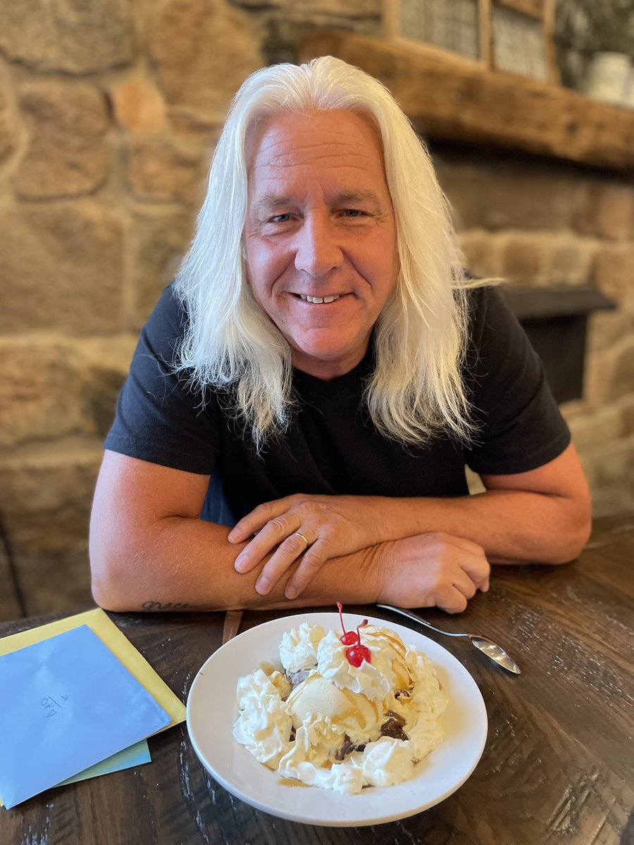 RachelLenger's tweet photo. HBD to my dad! He is truly the best. Twitter is the only social media he has so HI DAD HBD!!! @LengerScott 🥳👐🥳👐🥳 https://t.co/fpL8b9mqEW