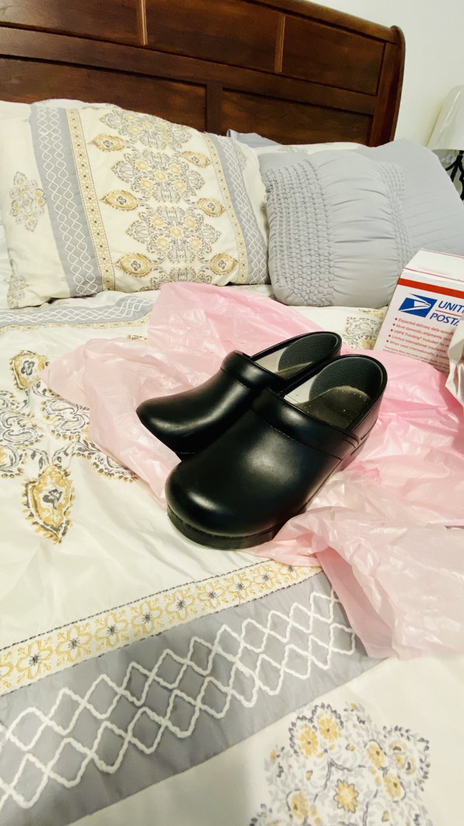 IloveCalifs's tweet photo. Dicen que para poder trabajar al π― uno ocupa up par de zapatos buenos y una cama para poder descansar
#danskoclogs https://t.co/HSDQzkcB4o