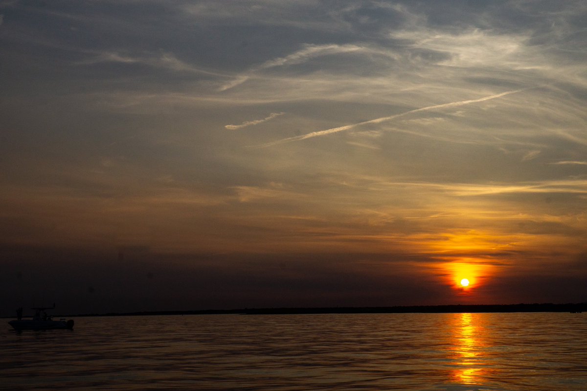 rivsauber's tweet photo. It’s the weekend!
#sunset #sunsetphotography #sunsets #septembersunset #goldenhour #SonyAlpha #sayville https://t.co/bNaqZtkqYz