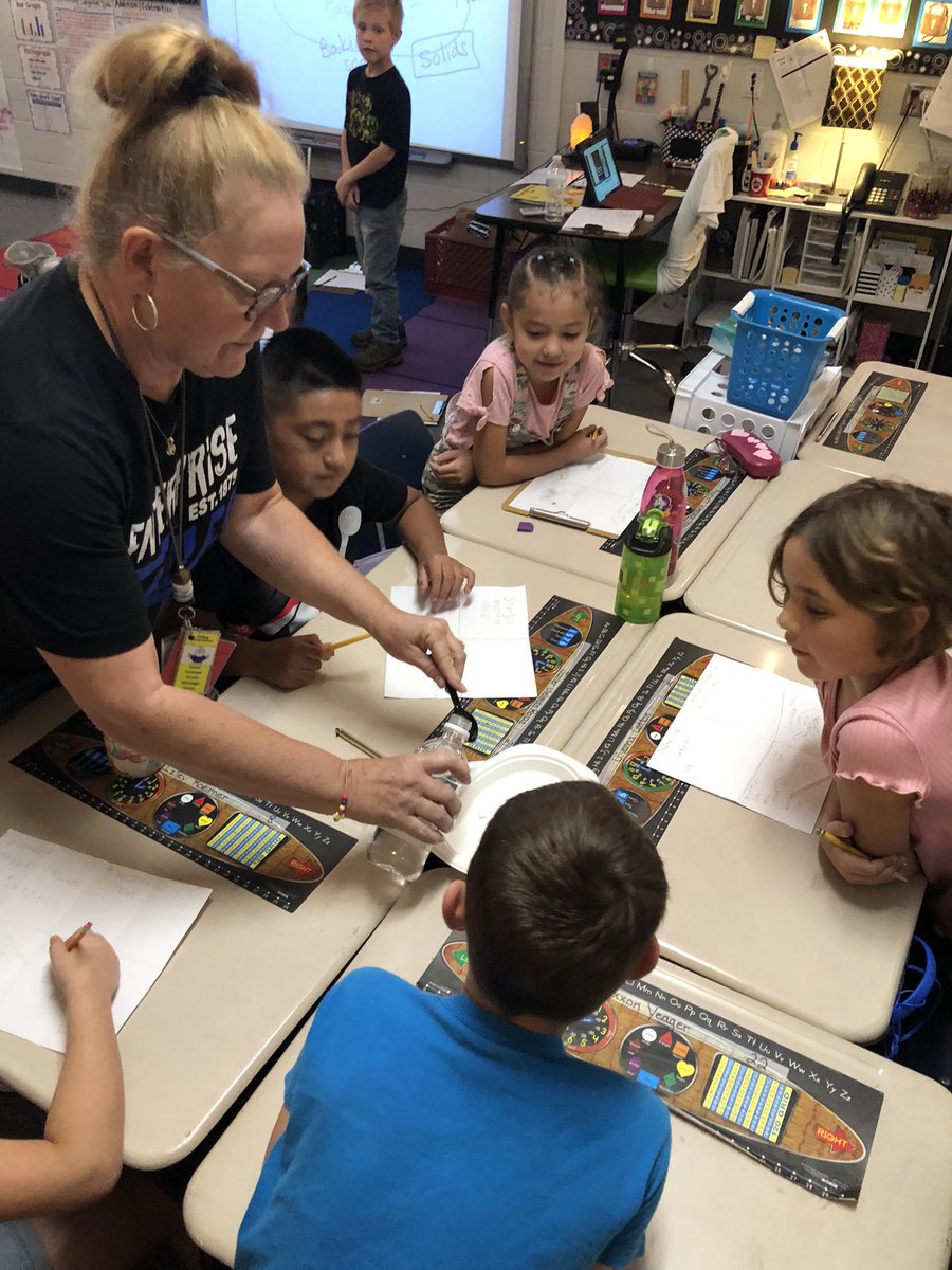 Principal_TG's tweet image. Today Mrs. Washington was teaching her 2nd graders about properties of matter. The kids loved it!!! @EnterpriseElem1 @WichitaUSD259 #wpsproud #wpsignitelearning