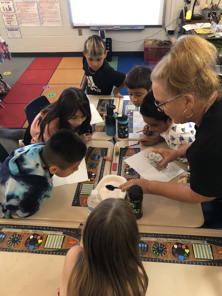Principal_TG's tweet image. Today Mrs. Washington was teaching her 2nd graders about properties of matter. The kids loved it!!! @EnterpriseElem1 @WichitaUSD259 #wpsproud #wpsignitelearning