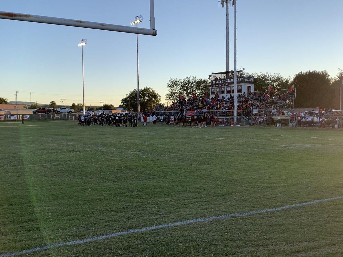 PatGaray2's tweet photo. Hatch Valley Football Homecoming! LETS GO BEARS!!!👍💪🏈 https://t.co/FIoV7pUrOV