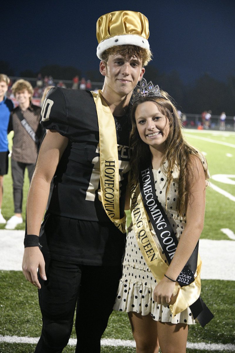BeesonNikia's tweet photo. Lapel Homecoming King &amp; Queen @colin_jannings1 @BeesonMacy https://t.co/CbpPHcnCNw