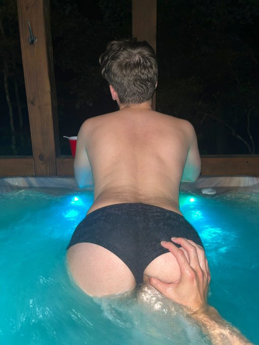 hot tubbin&rsquo; 💦 https://t.co/gNuauIVvLG