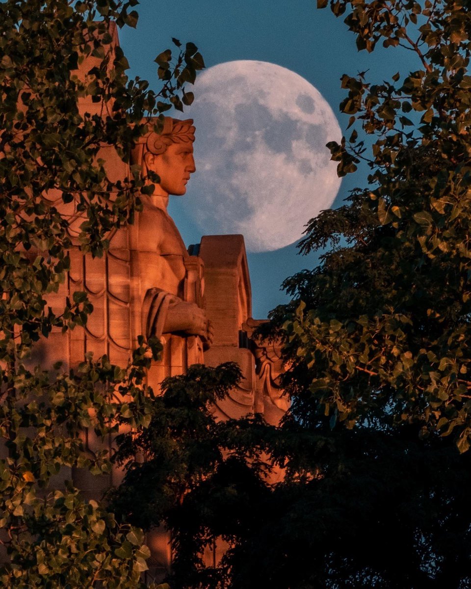 GabeWasylko's tweet photo. A @KiDCuDi Moon in Cleveland, OH https://t.co/n8127K4LHw