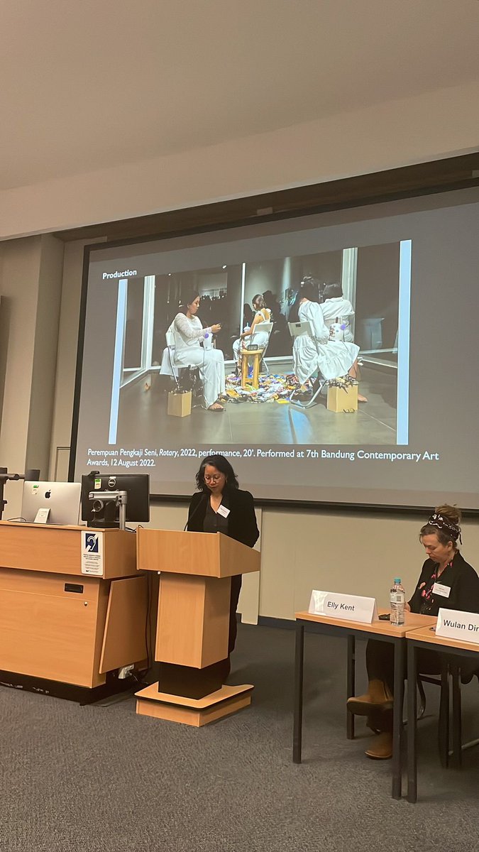 ANUIndonesia's tweet photo. Sesi terakhir #Update39 membahas topik ekspresi & representasi gender lewat kegiatan budaya, seni, dan media di Indonesia dgn pembicara Wuldan Dirgantoro dr @UniMelb (dalam gambar), Intan Paramaditha dr @Macquarie_Uni, dan Evi Eliyanah dr @UM_1954. https://t.co/XnFItSrH9L