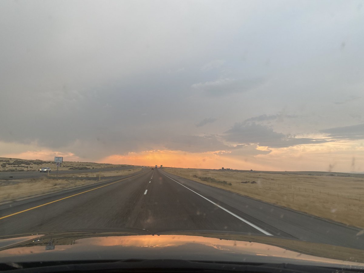 DaytonRobison's tweet photo. Getting good vibes on the drive to Boise tonight. #DirtyWindshield https://t.co/ZLQ77kTLOa