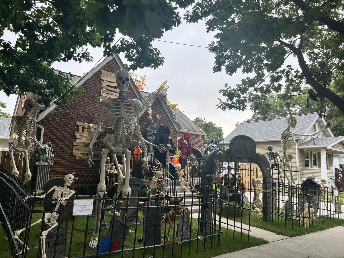 michael74407744's tweet photo. @HomeDepot I turn my whole house into a skeleton manor https://t.co/hV4epQoX8V