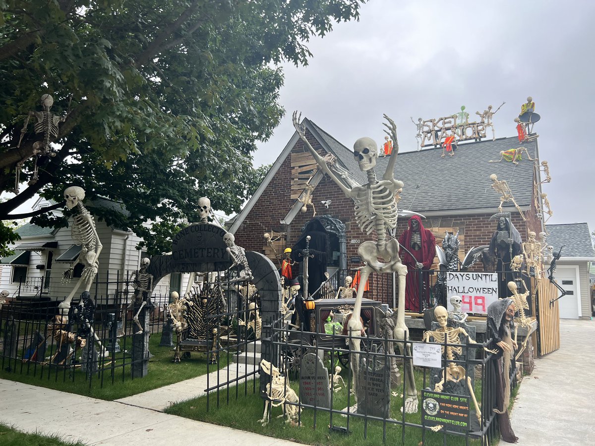 michael74407744's tweet photo. @HomeDepot I turn my whole house into a skeleton manor https://t.co/hV4epQoX8V