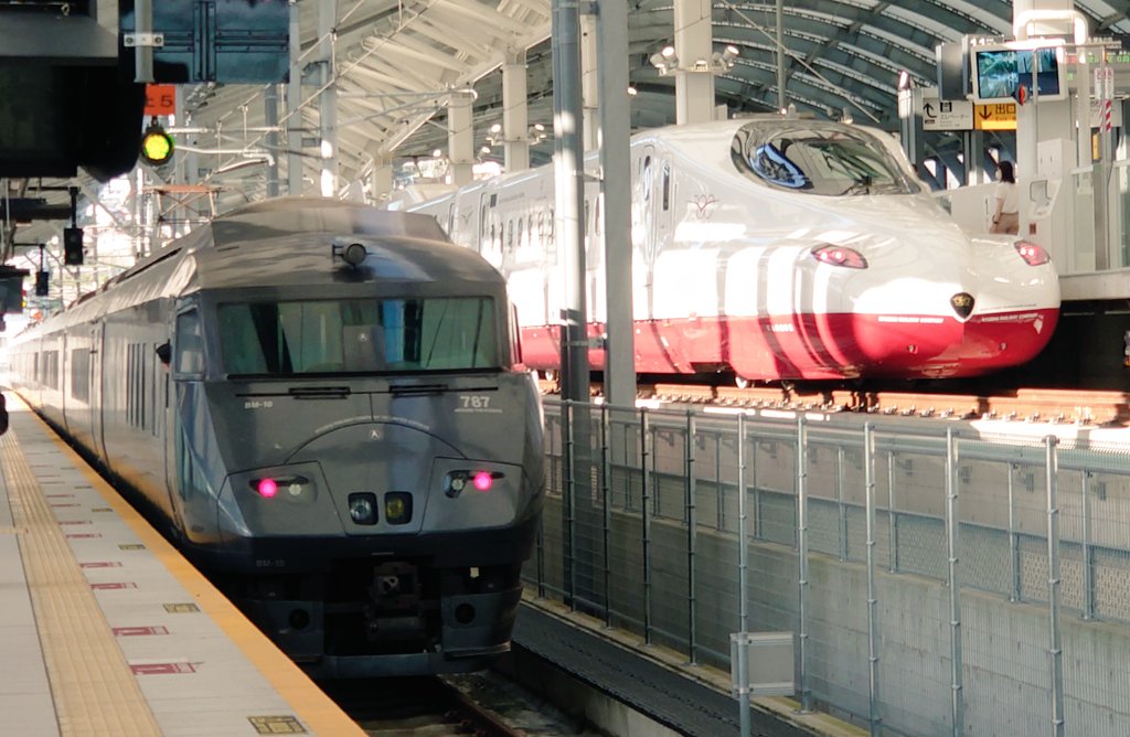 m_yukimasa0701's tweet image. 試運転列車到着の数分後、特急「かもめ」が博多へ向け出発していきました。さながらバトンタッチのよう。今しか見られない光景です。