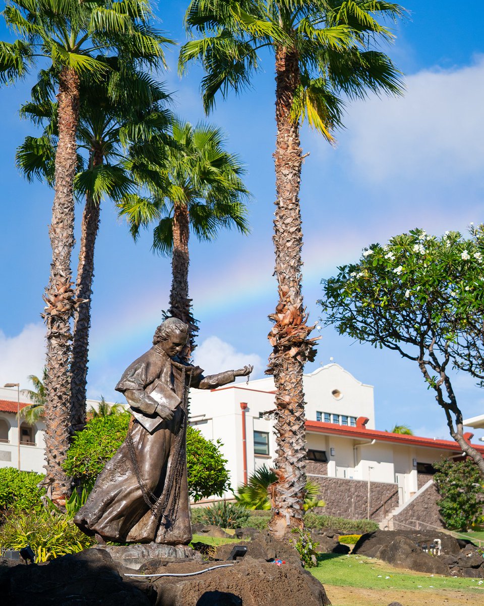 SwordsWBB's tweet photo. Happy Aloha Friday! We hope everyone has a long, relaxing weekend... 

We start off our weekend with a little Booster Kickoff tonight, gym time tomorrow morning and of course a weekend of the beach, sun and fun. No better way to spend time in Hawaii! https://t.co/OuRwKnZYef