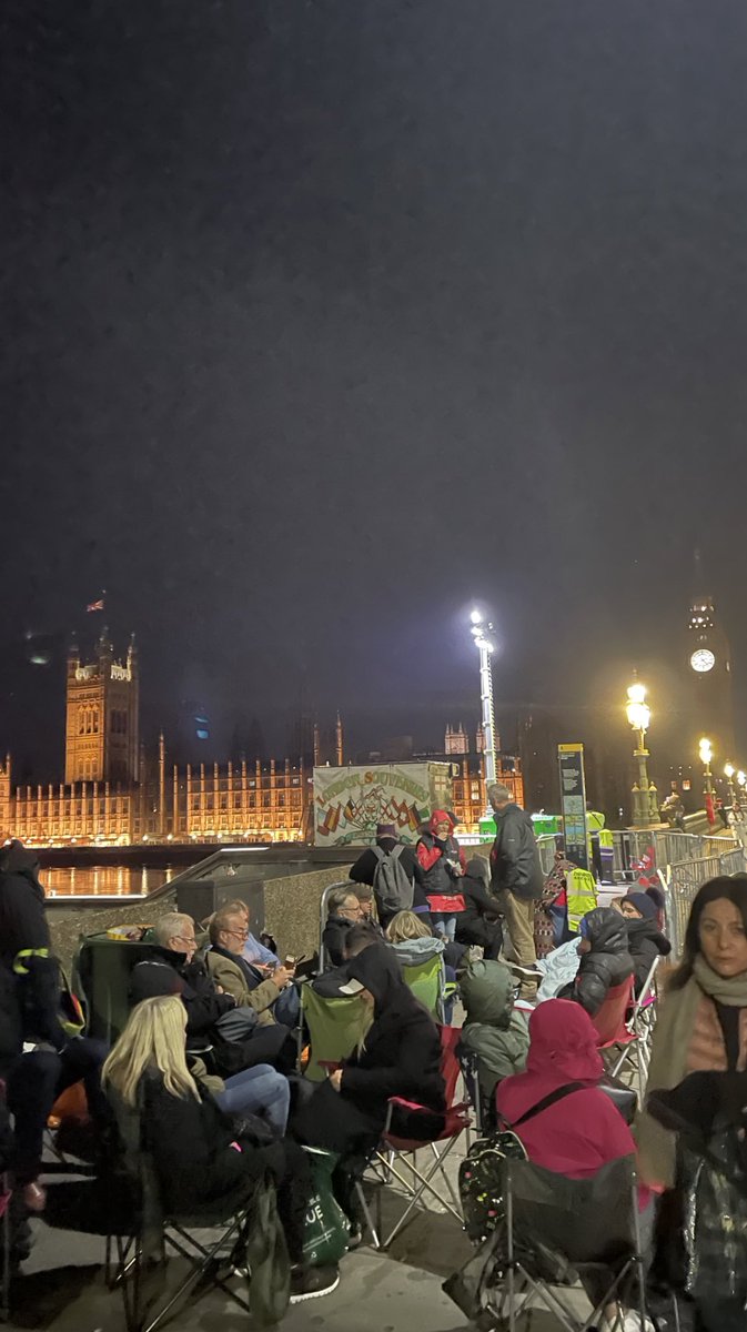 cyrillibrahim's tweet image. The Hall has closed for up to two hours 😭#lyinginstatequeue #QueueForTheQueen means entry will be at 4.30 earliest