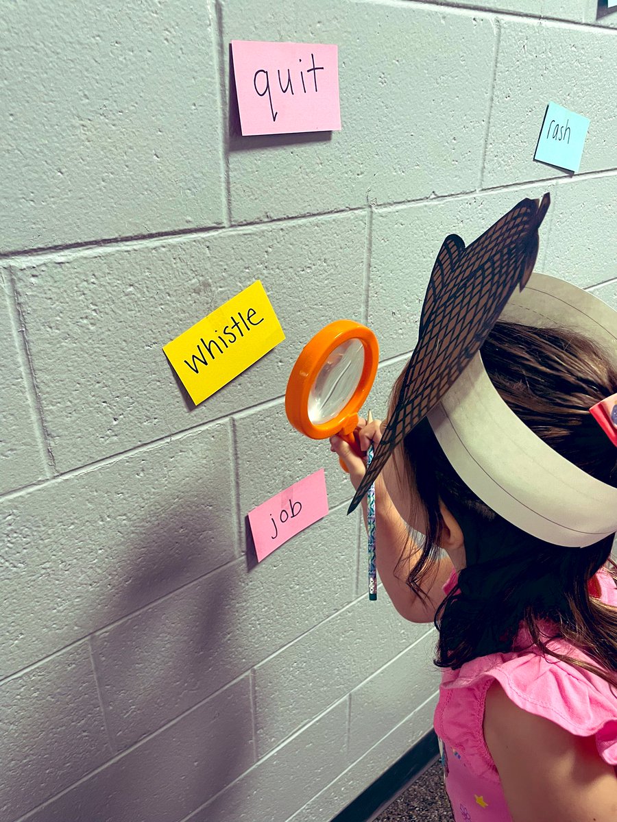 MissSelahG's tweet photo. π΅οΈββοΈ πDIGRAPH DETECTIVES: We got a letter today telling us that some digraphs are out on the loose!!!! It was our job to capture them in our notebooks π Letβs just sayβ¦. Our detectives got the job done!!π΅οΈββοΈ #FA22Interns #fundations #readingisfun https://t.co/5PPSlZ9Vpc